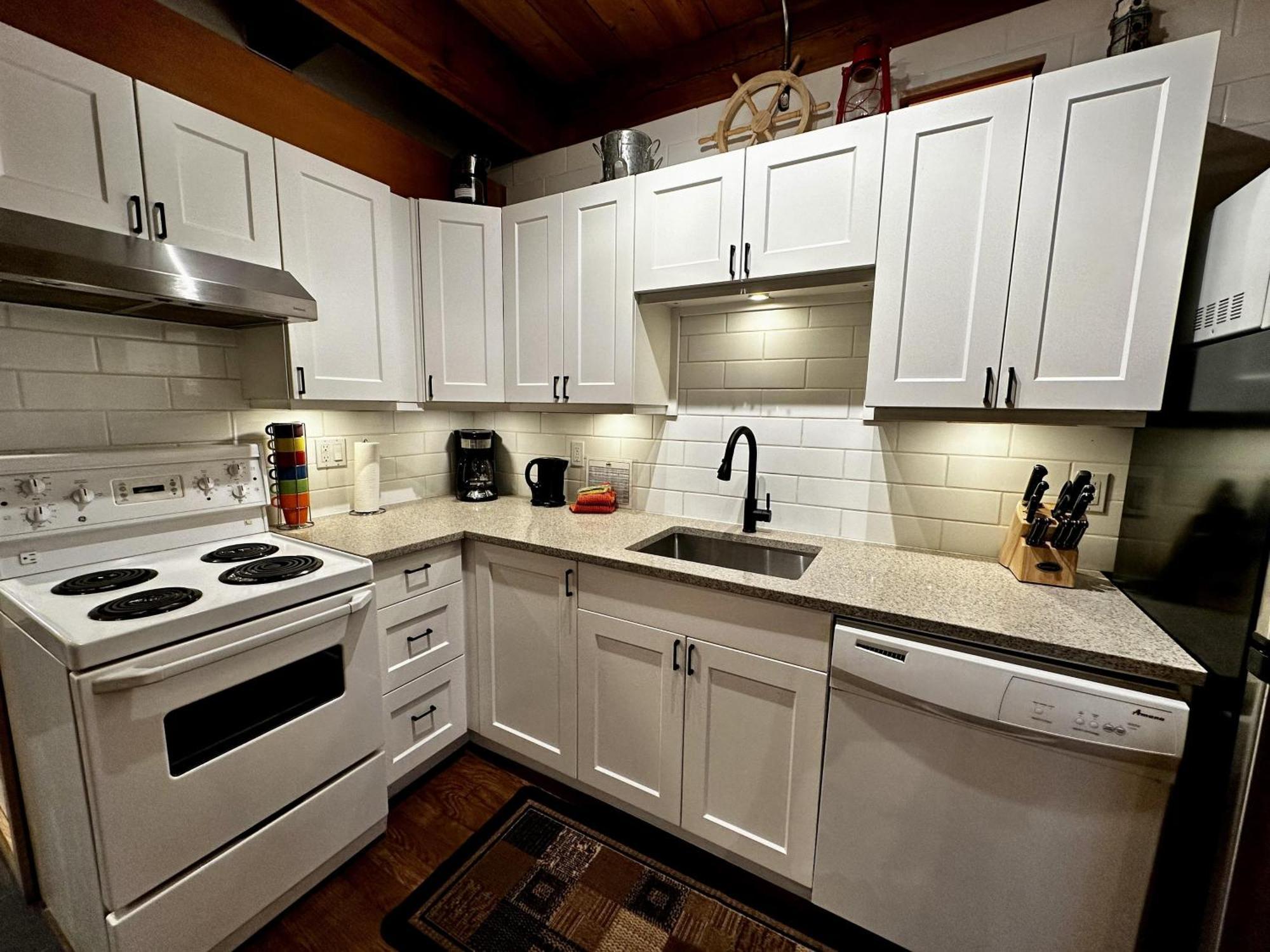 Waterfront Timber Frame Cottage! Ucluelet Exterior photo