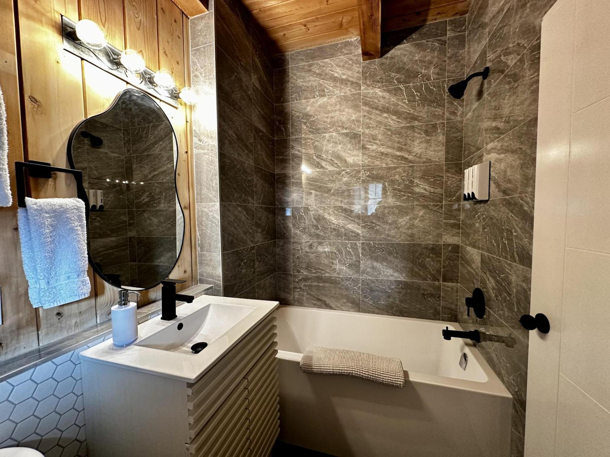 Waterfront Timber Frame Cottage! Ucluelet Exterior photo