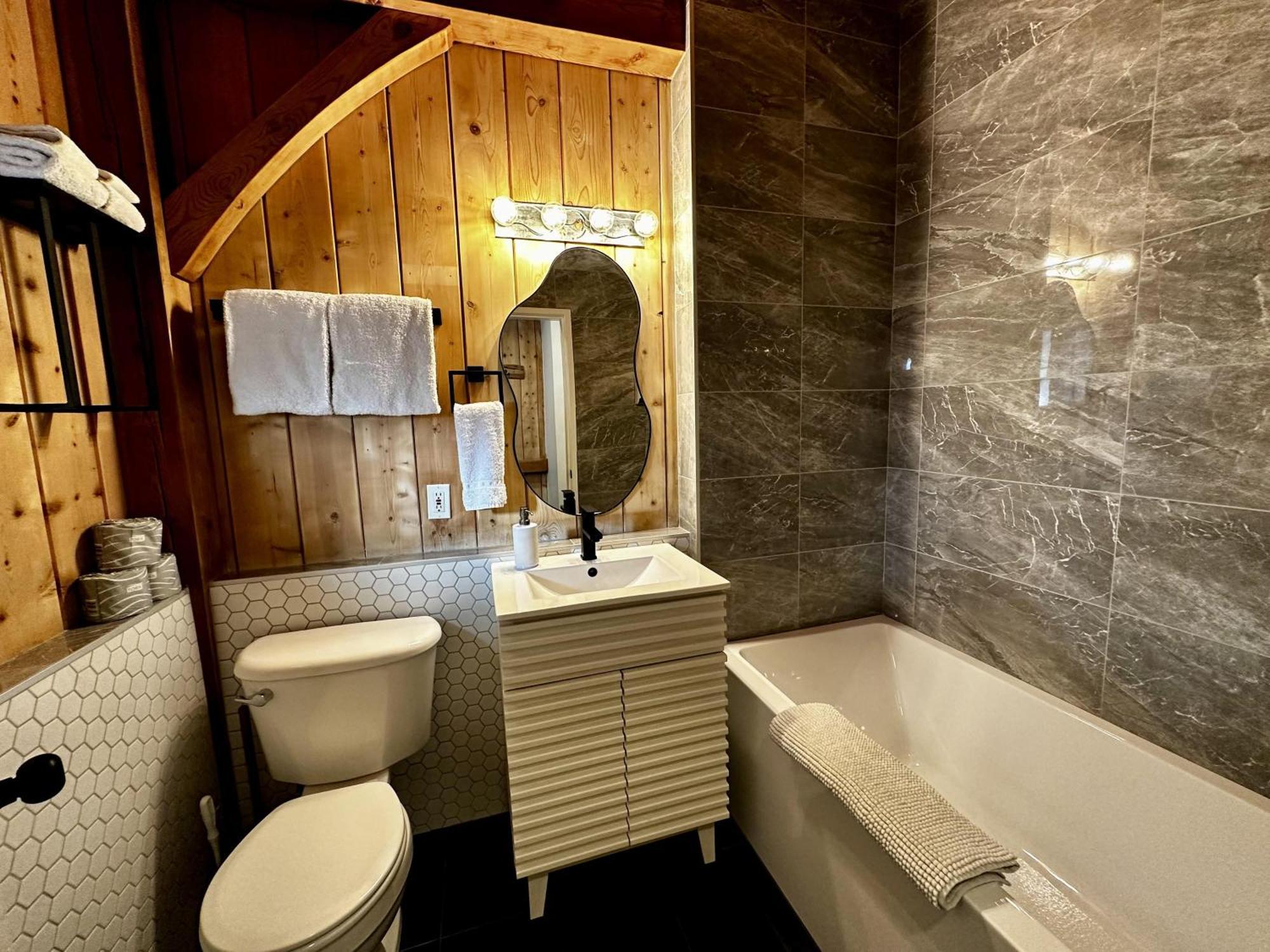 Waterfront Timber Frame Cottage! Ucluelet Exterior photo